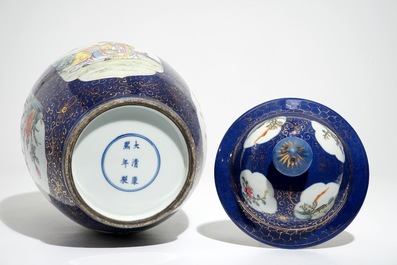 Un pot couvert en porcelaine de Chine famille rose sur fond bleu poudr&eacute;, R&eacute;publique, 20&egrave;me