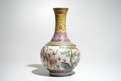 Un vase de forme bouteille en porcelaine de Chine famille rose, marque de Guangxu, 20&egrave;me