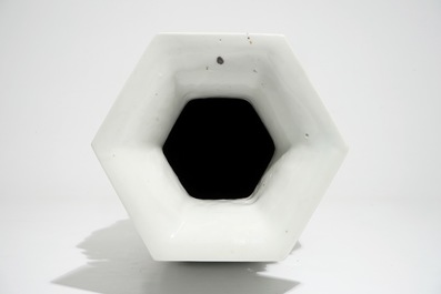 Een hexagonale Chinese monochroom witte vaas met reli&euml;fdecor, 19e eeuw
