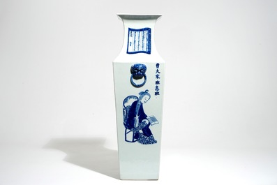 Un vase de forme carr&eacute; en porcelaine de Chine bleu et blanc &agrave; d&eacute;cor Wu Shuang Pu, 19th C.