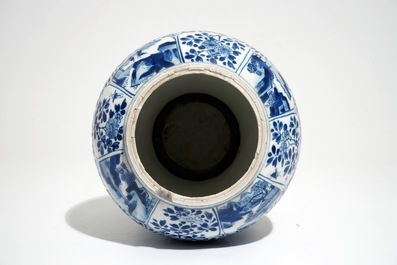 Een Chinese blauwwitte vaas met floraal decor, Kangxi