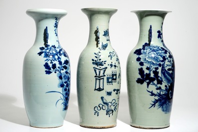 Een paar Chinese famille rose vazen en vier blauwwit op celadon fond vazen, 19e/20e eeuw