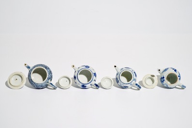 Quatre th&eacute;i&egrave;res miniatures en porcelaine de Chine bleu et blanc, Kangxi