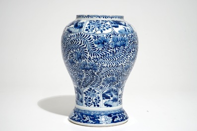 Un vase en porcelaine de Chine bleu et blanc &agrave; d&eacute;cor floral, Kangxi