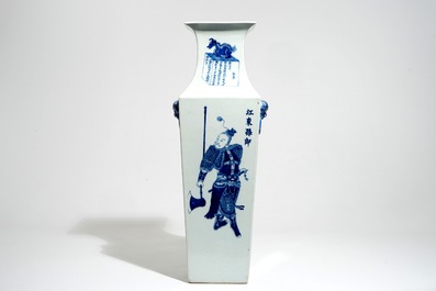 Un vase de forme carr&eacute; en porcelaine de Chine bleu et blanc &agrave; d&eacute;cor Wu Shuang Pu, 19th C.