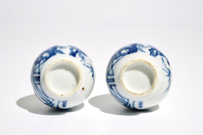 Une paire de petits vases en porcelaine de Chine bleu et blanc &agrave; d&eacute;cor &quot;Les Trois Amis de l'hiver&quot;, 19&egrave;me