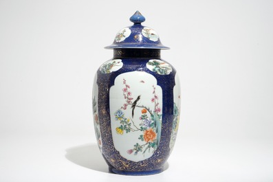 Een Chinese famille rose dekselpot met poederblauwe fondkleur, Republiek, 20e eeuw