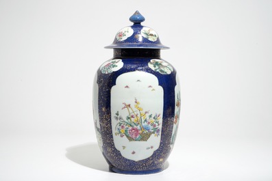 Een Chinese famille rose dekselpot met poederblauwe fondkleur, Republiek, 20e eeuw