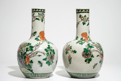 Une paire de vases de forme bouteille en porcelaine de Chine famille verte, 19&egrave;me