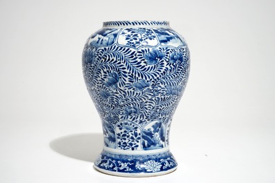 Een Chinese blauwwitte vaas met floraal decor, Kangxi