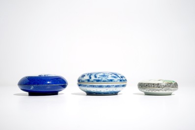 Trois bo&icirc;tes couvertes en porcelaine de Chine bleu et blanc et famille rose, 19/20&egrave;me