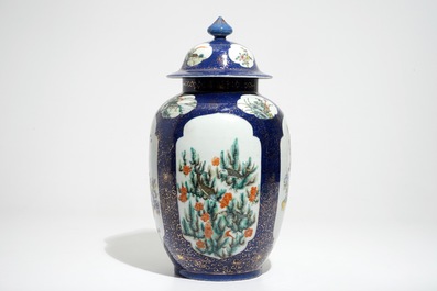 Een Chinese famille rose dekselpot met poederblauwe fondkleur, Republiek, 20e eeuw