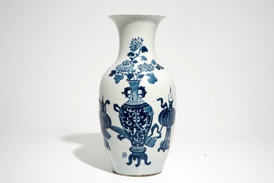 Een Chinese blauwwitte vaas met decor van wierookbranders en meubilair, 19/20e eeuw