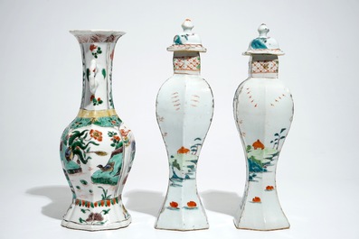 Un vase aux animaux mythiques en porcelaine de Chine famille verte, Kangxi, et une paire de vases famille rose, Qianlong