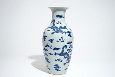 Un vase aux dragons en porcelaine de Chine bleu et blanc, 19&egrave;me
