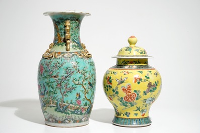 Un vase couvert en porcelaine de Chine famille verte et un vase de Canton &agrave; fond turquoise, 19/20&egrave;me