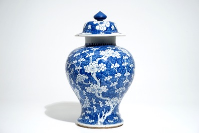 Un vase de forme balustre en porcelaine de Chine bleu et blanc, Kangxi