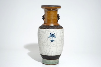Un vase en porcelaine de Chine bleu et blanc sur fond caf&eacute; au lait et craquel&eacute;, 19&egrave;me