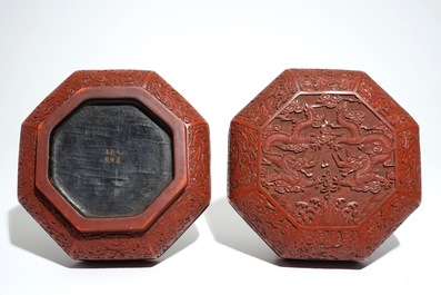 Une bo&icirc;te couverte octagonale en laque rouge &agrave; d&eacute;cor de dragons, Chine, 19/20&egrave;me