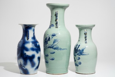 Deux vases en porcelaine de Chine bleu et blanc sur fond c&eacute;ladon et un vase aux dragons, 19&egrave;me