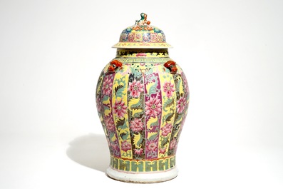 Un vase couvert en porcelaine de Chine famille rose Peranakan ou Nyonya, 19&egrave;me