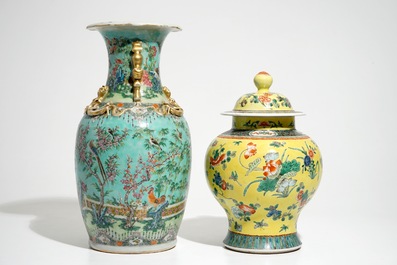 Un vase couvert en porcelaine de Chine famille verte et un vase de Canton &agrave; fond turquoise, 19/20&egrave;me