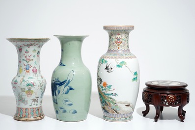 Trois vases en porcelaine de Chine et un socle incrust&eacute; au panneau en marbre, 19/20&egrave;me