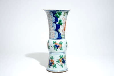 Un vase en porcelaine de Chine wucai de forme gu, Shunzhi, &eacute;poque Transition