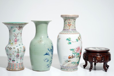 Trois vases en porcelaine de Chine et un socle incrust&eacute; au panneau en marbre, 19/20&egrave;me