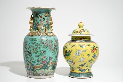 Un vase couvert en porcelaine de Chine famille verte et un vase de Canton &agrave; fond turquoise, 19/20&egrave;me