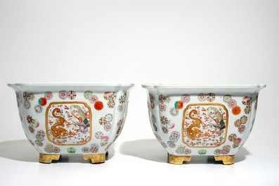 Une paire de grandes jardini&egrave;res en porcelaine de Chine famille rose, 20&egrave;me