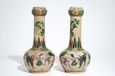 Une paire de vases de forme bouteille en porcelaine de Chine famille rose sur fond craquel&eacute;, 19&egrave;me