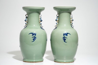 Een paar Chinese vazen met blauwwit figurendecor op celadon fondkleur, 19e eeuw