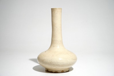 Un vase de forme bouteille en cr&egrave;me monochrome &agrave; d&eacute;cor anhua, Song/Ming