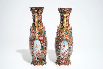 Une paire de vases en porcelaine de Chine famille rose aux d&eacute;cors mandarins, Qianlong