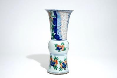 Un vase en porcelaine de Chine wucai de forme gu, Shunzhi, &eacute;poque Transition