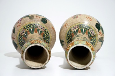 Une paire de vases de forme bouteille en porcelaine de Chine famille rose sur fond craquel&eacute;, 19&egrave;me