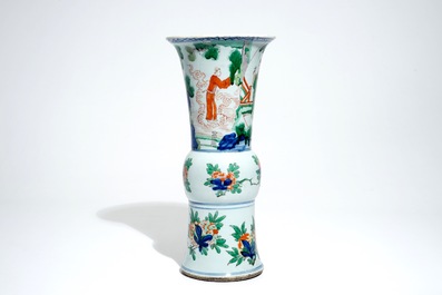 Un vase en porcelaine de Chine wucai de forme gu, Shunzhi, &eacute;poque Transition