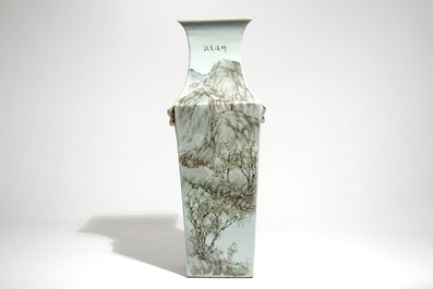 Un vase de forme carr&eacute; en porcelaine de Chine qianjiang cai, marque en rouge, 19/20&egrave;me