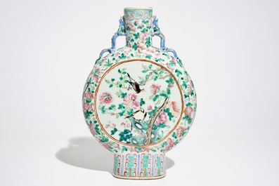 A Chinese famille rose moonflask with a court scene, 19th C.
