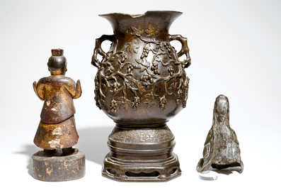 Un grand vase sur socle en bronze, un mod&egrave;le d'une Guanyin assise et une figure en bois dor&eacute;, Chine, Dynastie Ming