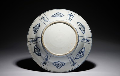 Un plat en porcelaine de Chine bleu et blanc de type Kraak &agrave; d&eacute;cor figuratif, Wanli