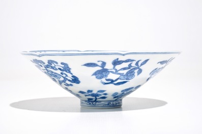 Un bol en porcelaine de Chine bleu et blanc &agrave; d&eacute;cor de fleurs et fruits, 19&egrave;me