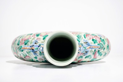 Un vase gourde en porcelaine de Chine famille rose, 19&egrave;me