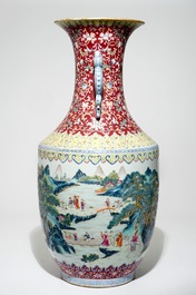 Un tr&egrave;s grand vase en porcelaine de Chine famille rose, marque de Qianlong, 19/20&egrave;me