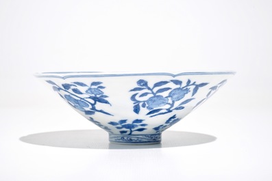 Un bol en porcelaine de Chine bleu et blanc &agrave; d&eacute;cor de fleurs et fruits, 19&egrave;me