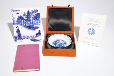 Une assiette en porcelaine de Chine bleu et blanc &agrave; d&eacute;cor &quot;Les Trois Amis de l'hiver&quot;, marque et &eacute;poque de Qianlong