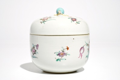 Une bo&icirc;te couverte en porcelaine de Chine famille rose &agrave; d&eacute;cor floral, Qianlong