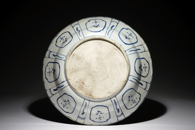 Un tr&egrave;s grand plat au vase fleuri en porcelaine de Chine bleu et blanc de type Kraak, Wanli