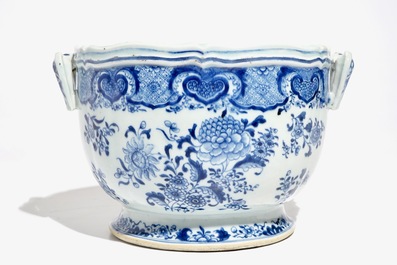 Un raffraichissoir en porcelaine de Chine bleu et blanc, Qianlong